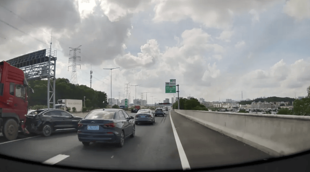 皇冠信用盘代理流程_深圳一隧道内堵车皇冠信用盘代理流程，市民教科书级指挥！网友：给他颁奖！