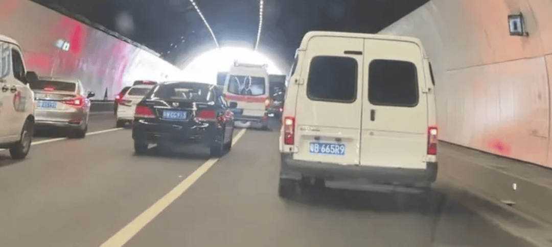 皇冠信用盘代理流程_深圳一隧道内堵车皇冠信用盘代理流程，市民教科书级指挥！网友：给他颁奖！