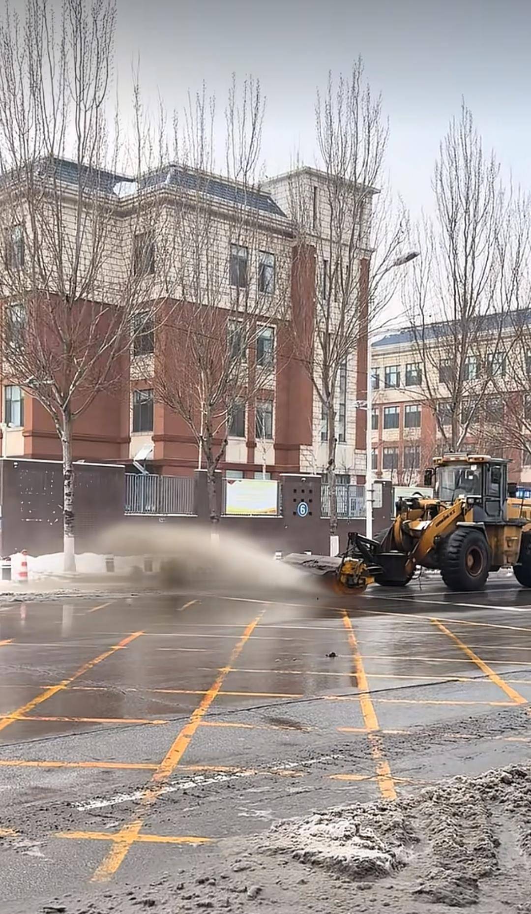 皇冠信用网代理申请_网友吐槽沈阳扫雪车弄脏路旁私家车皇冠信用网代理申请，当地回应：难免出现该情况，表示歉意