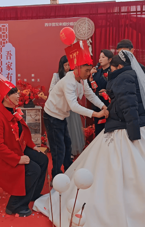 皇冠ag mos011_婚礼上新娘冻得哆嗦皇冠ag mos011，公公立马脱外套给新娘披上，主持人：很少见，很感动